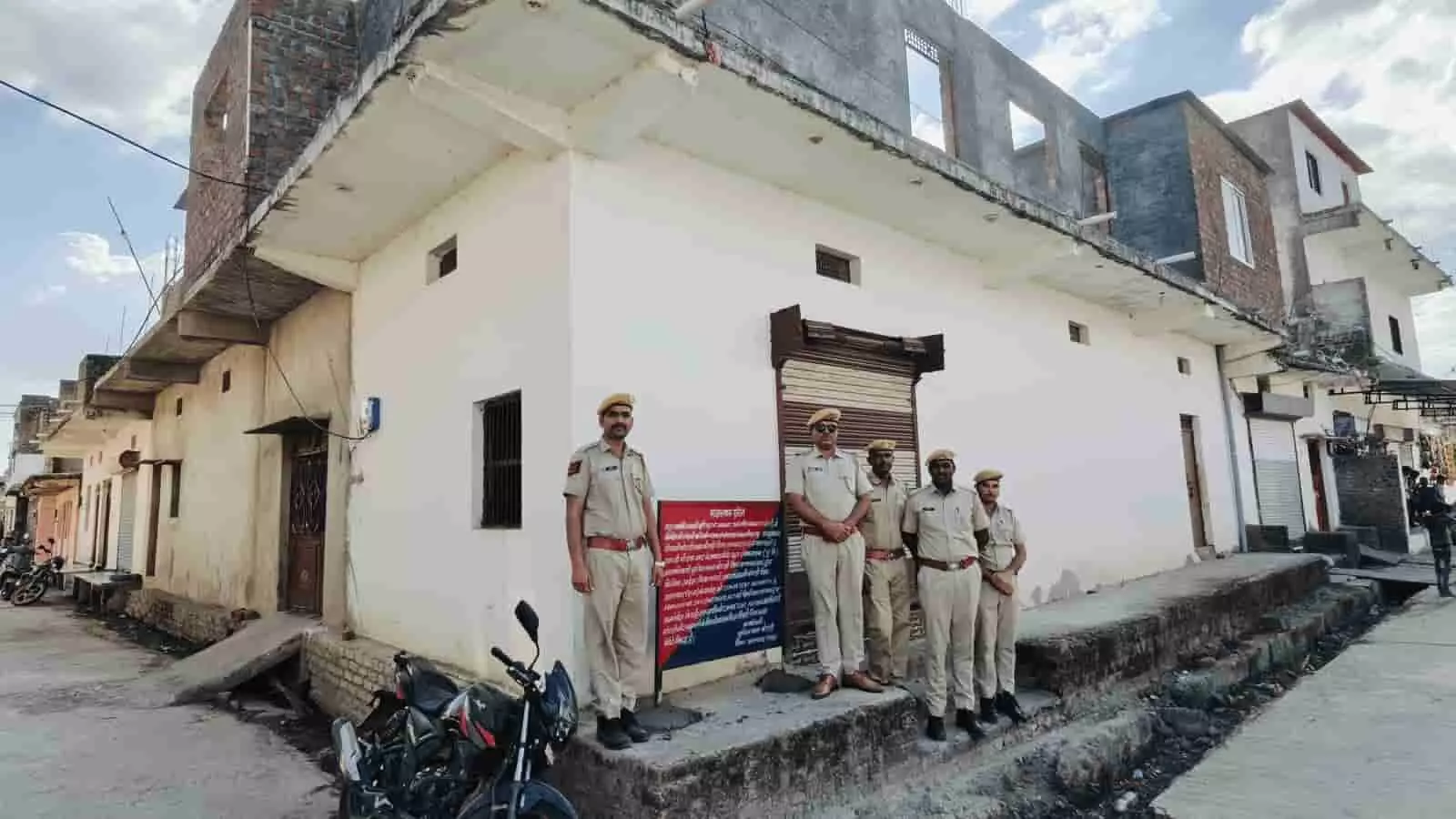 तस्वीर में पुलिसकर्मी तस्कर बादशाह खान के कोटड़ी स्थित मकान के बाहर खड़े हैं।