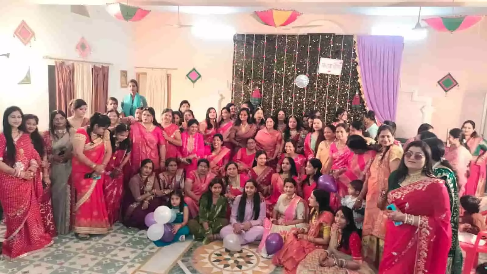 तस्वीर में नोहर के सरिया कला केंद्र में करवा चौथ उत्सव के दौरान पारंपरिक परिधानों में एकत्रित महिलाएं नजर आ रही हैं। तस्वीर में नोहर के सरिया कला केंद्र में करवा चौथ उत्सव के दौरान पारंपरिक परिधानों में एकत्रित महिलाएं नजर आ रही हैं।