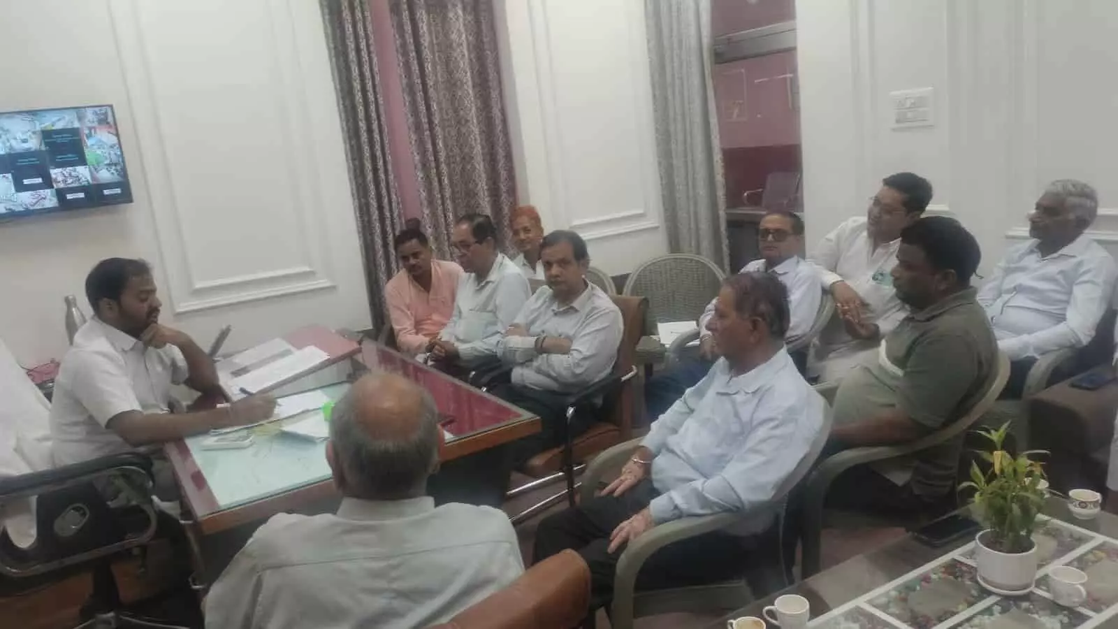 तस्वीर में नोहर नगर पालिका अधिशासी अधिकारी व्यापारिक संगठनों के प्रतिनिधियों संग बैठक करते दिख रहे हैं। तस्वीर में नोहर नगर पालिका अधिशासी अधिकारी व्यापारिक संगठनों के प्रतिनिधियों संग बैठक करते दिख रहे हैं।
