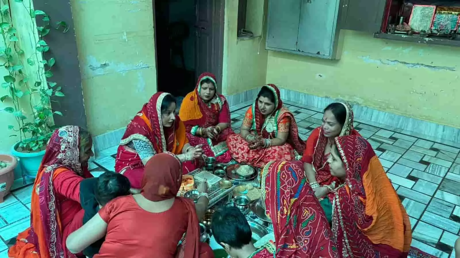 तस्वीर में नोहर में पारंपरिक वेशभूषा में बैठी महिलाएं करवा चौथ की पूजा-अर्चना करती नजर आ रही हैं। तस्वीर में नोहर में पारंपरिक वेशभूषा में बैठी महिलाएं करवा चौथ की पूजा-अर्चना करती नजर आ रही हैं।