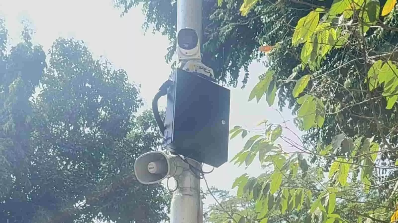 तस्वीर में मुंबई के माहीम स्थित गजानन वाटिका के पास खंभे पर लगाया गया एआई आधारित स्मार्ट कैमरा और लाउडस्पीकर नजर आ रहा है। तस्वीर में मुंबई के माहीम स्थित गजानन वाटिका के पास खंभे पर लगाया गया एआई आधारित स्मार्ट कैमरा और लाउडस्पीकर नजर आ रहा है।