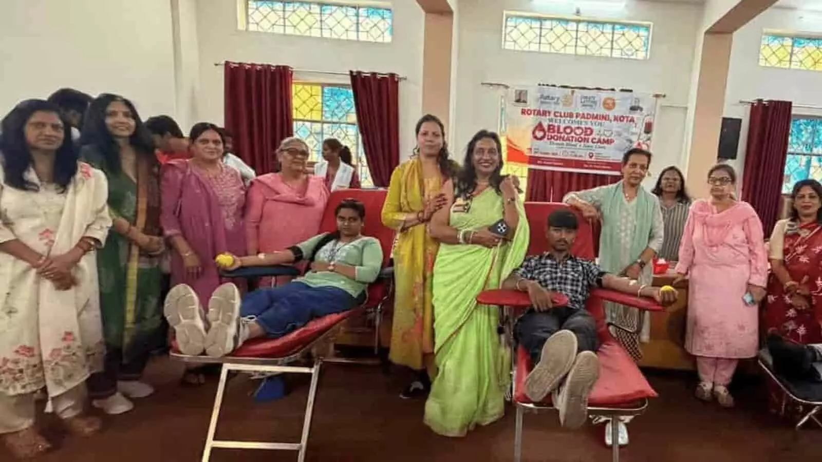 तस्वीर में कोटा में रोटरी क्लब पद्मिनी के रक्तदान शिविर में दानदाता और सदस्य नजर आ रहे हैं। तस्वीर में कोटा में रोटरी क्लब पद्मिनी के रक्तदान शिविर में दानदाता और सदस्य नजर आ रहे हैं।