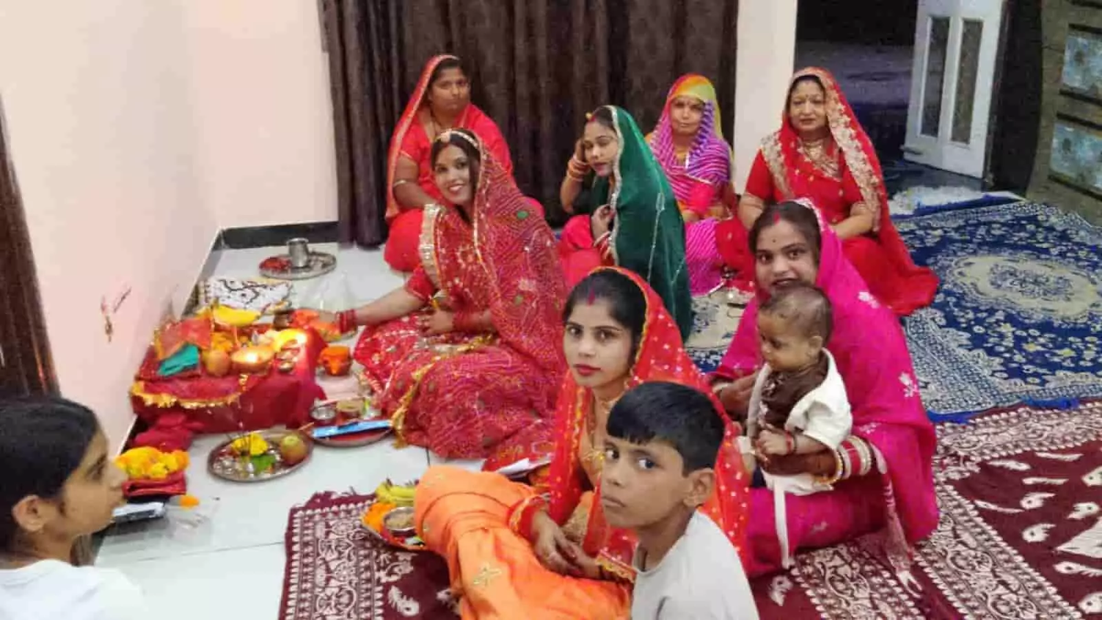 तस्वीर में फतहनगर में पारंपरिक परिधानों में बैठकर करवा चौथ की पूजा करती महिलाएं नजर आ रही हैं। तस्वीर में फतहनगर में पारंपरिक परिधानों में बैठकर करवा चौथ की पूजा करती महिलाएं नजर आ रही हैं।