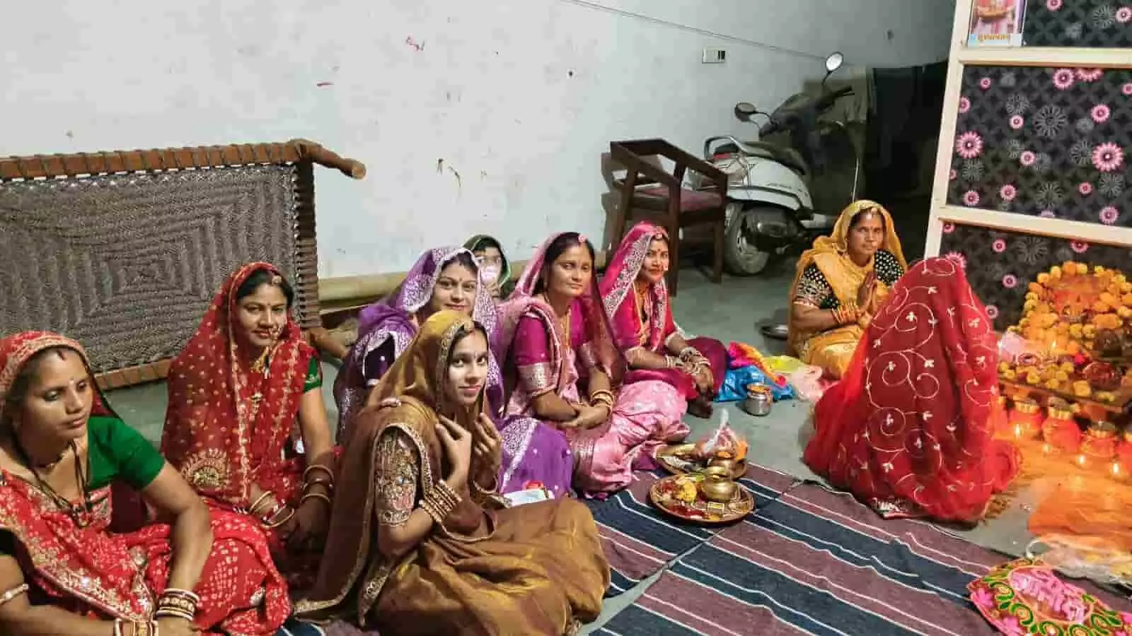 तस्वीर में धरियावद में पारंपरिक परिधानों में बैठकर करवा चौथ की पूजा करती महिलाएं नजर आ रही हैं। तस्वीर में धरियावद में पारंपरिक परिधानों में बैठकर करवा चौथ की पूजा करती महिलाएं नजर आ रही हैं।