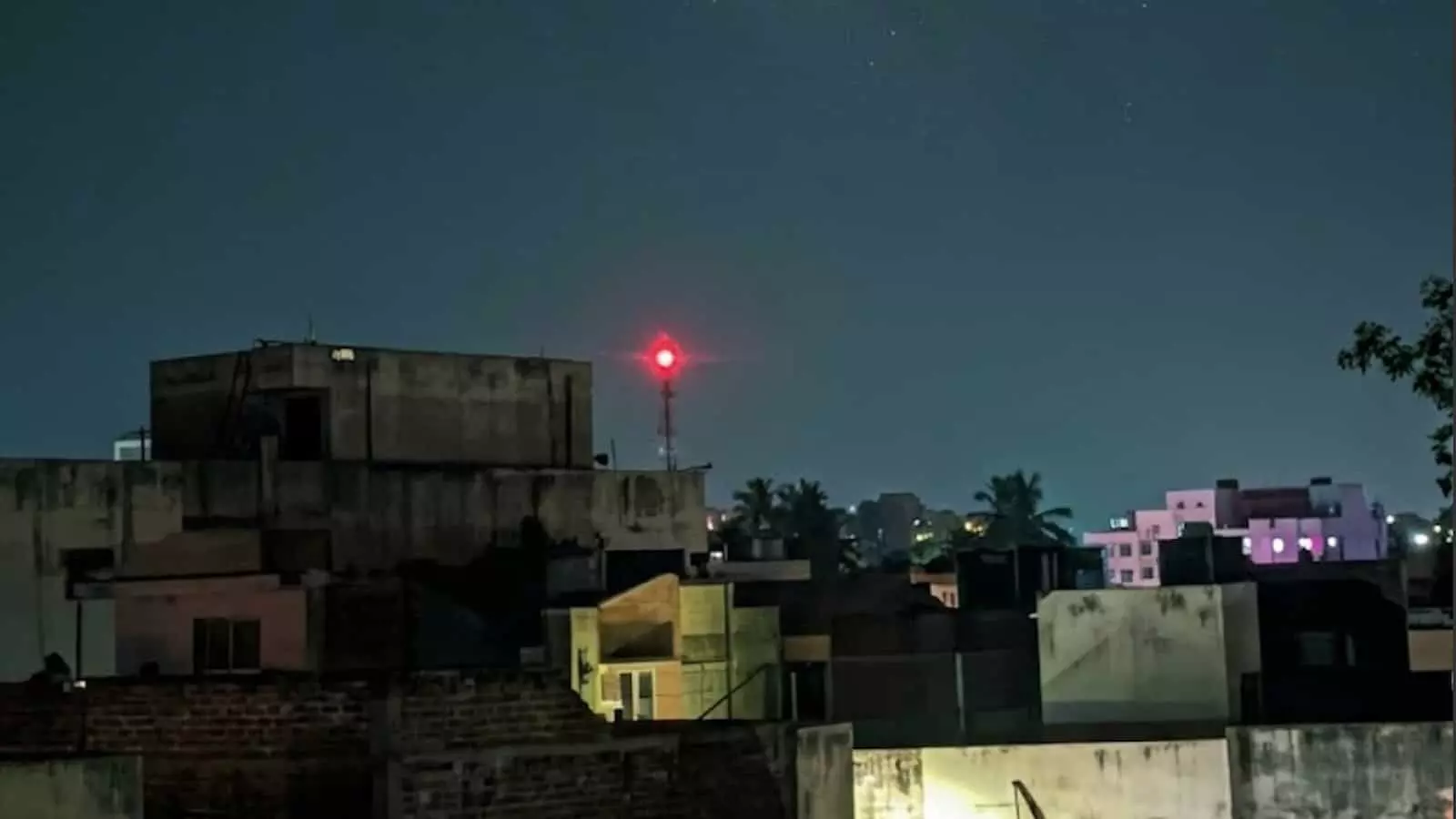तस्वीर में छोटीसादड़ी में करवा चौथ के मौके पर रात को आसमान में नजर आ रहा चांद दिख रहा है। तस्वीर में छोटीसादड़ी में करवा चौथ के मौके पर रात को आसमान में नजर आ रहा चांद दिख रहा है।