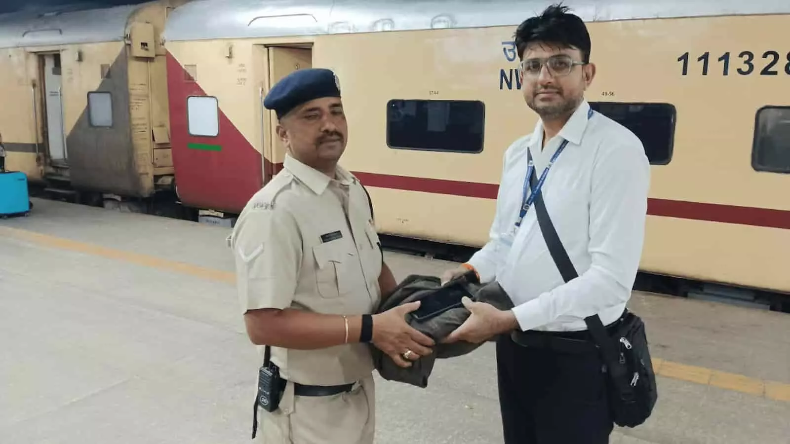 तस्वीर में रेलवे स्टेशन पर आरपीएफ जवान और एक अधिकारी यात्री का बैग सौंपते हुए नजर आ रहे हैं। तस्वीर में रेलवे स्टेशन पर आरपीएफ जवान और एक अधिकारी यात्री का बैग सौंपते हुए नजर आ रहे हैं।