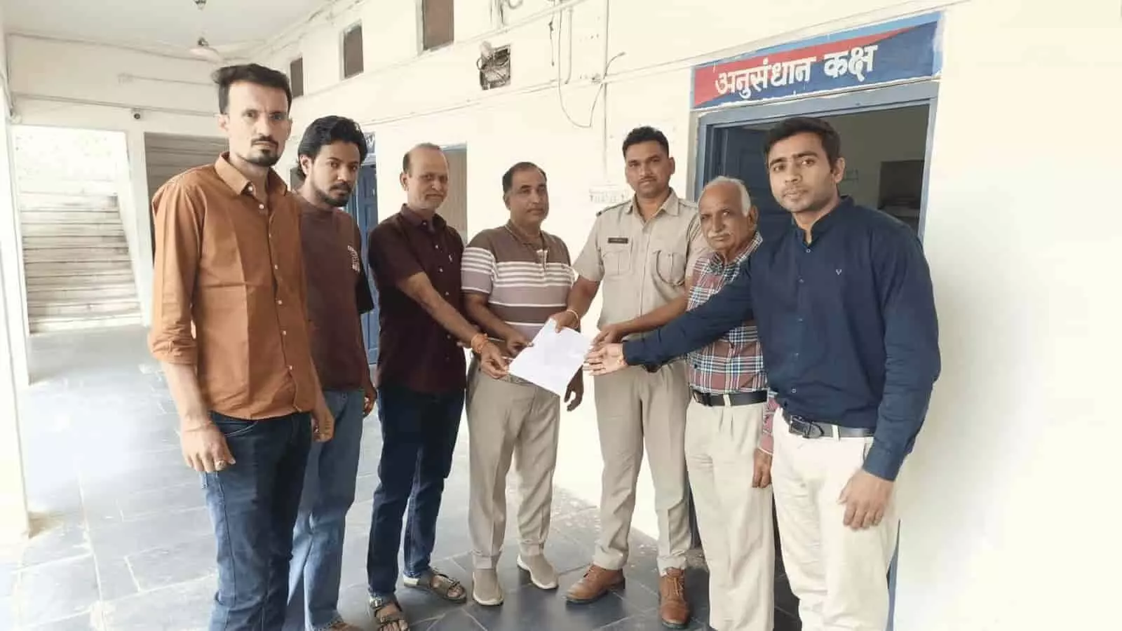 तस्वीर में खेरोदा थाने में पुलिस अधिकारी को ज्ञापन सौंपते हुए भारतीय किसान संघ के सदस्य नजर आ रहे हैं। तस्वीर में खेरोदा थाने में पुलिस अधिकारी को ज्ञापन सौंपते हुए भारतीय किसान संघ के सदस्य नजर आ रहे हैं।