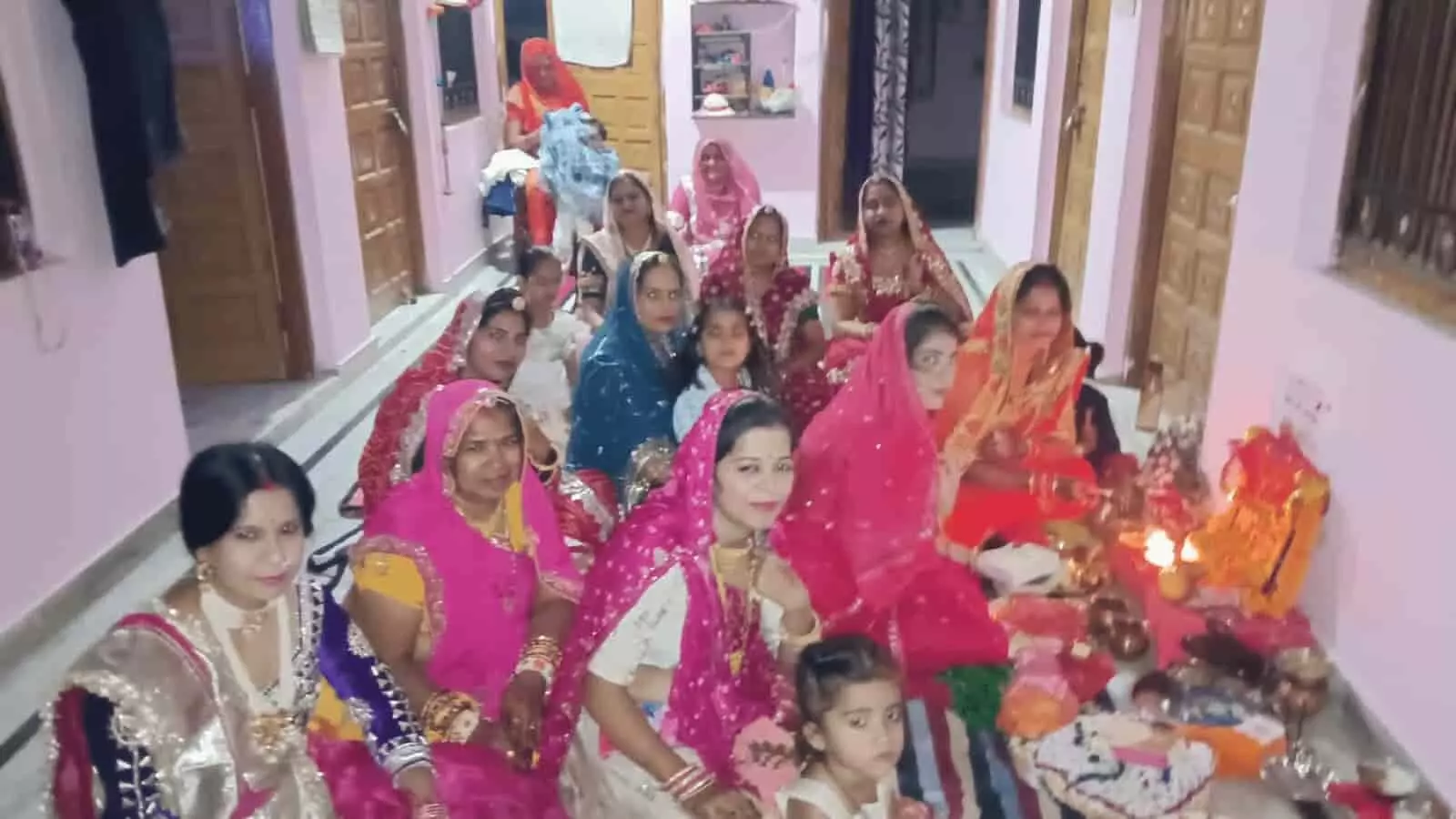 तस्वीर में खेरोदा में करवा चौथ के पावन पर्व पर पारंपरिक परिधानों में एकत्रित होकर पूजा करती हुई महिलाएं नजर आ रही हैं। तस्वीर में खेरोदा में करवा चौथ के पावन पर्व पर पारंपरिक परिधानों में एकत्रित होकर पूजा करती हुई महिलाएं नजर आ रही हैं।