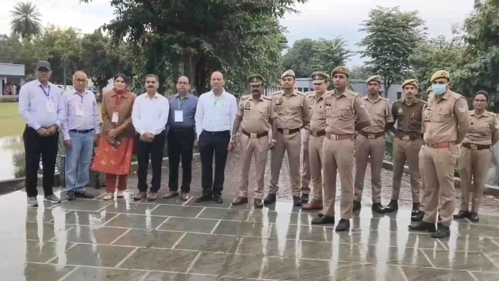 तस्वीर में हापुड़ में परीक्षा केंद्र परिसर के बाहर पुलिस बल और प्रशासनिक अधिकारियों की टीम नजर आ रही है। तस्वीर में हापुड़ में परीक्षा केंद्र परिसर के बाहर पुलिस बल और प्रशासनिक अधिकारियों की टीम नजर आ रही है।