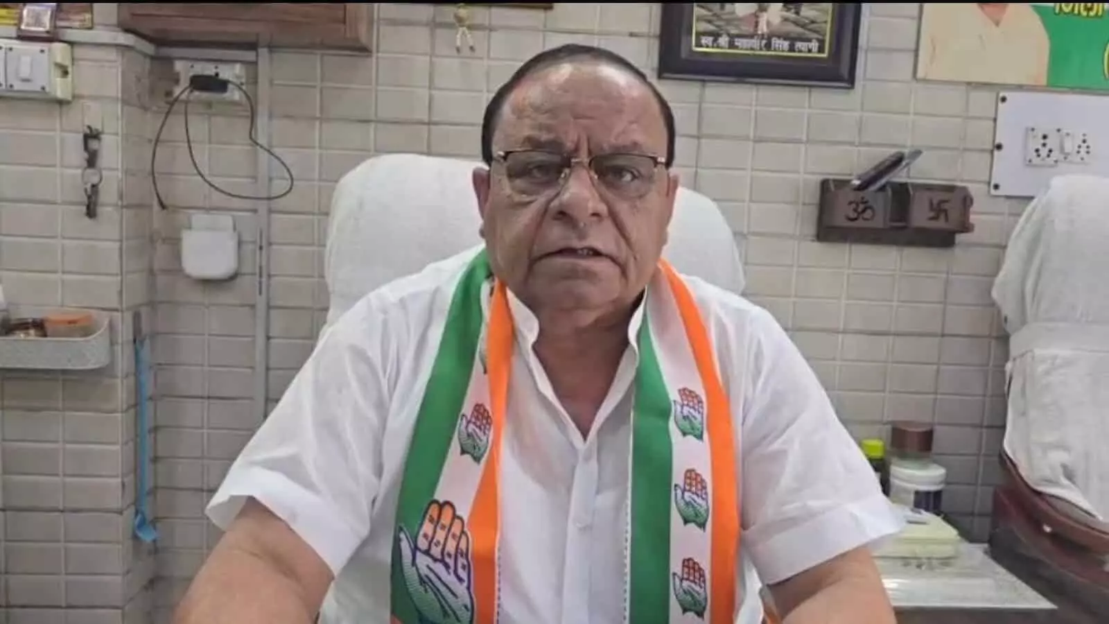 तस्वीर में हापुड़ जिला कांग्रेस अध्यक्ष राकेश त्यागी गले में कांग्रेस का पटका पहने अपने कार्यालय में बैठे नजर आ रहे हैं। तस्वीर में हापुड़ जिला कांग्रेस अध्यक्ष राकेश त्यागी गले में कांग्रेस का पटका पहने अपने कार्यालय में बैठे नजर आ रहे हैं।