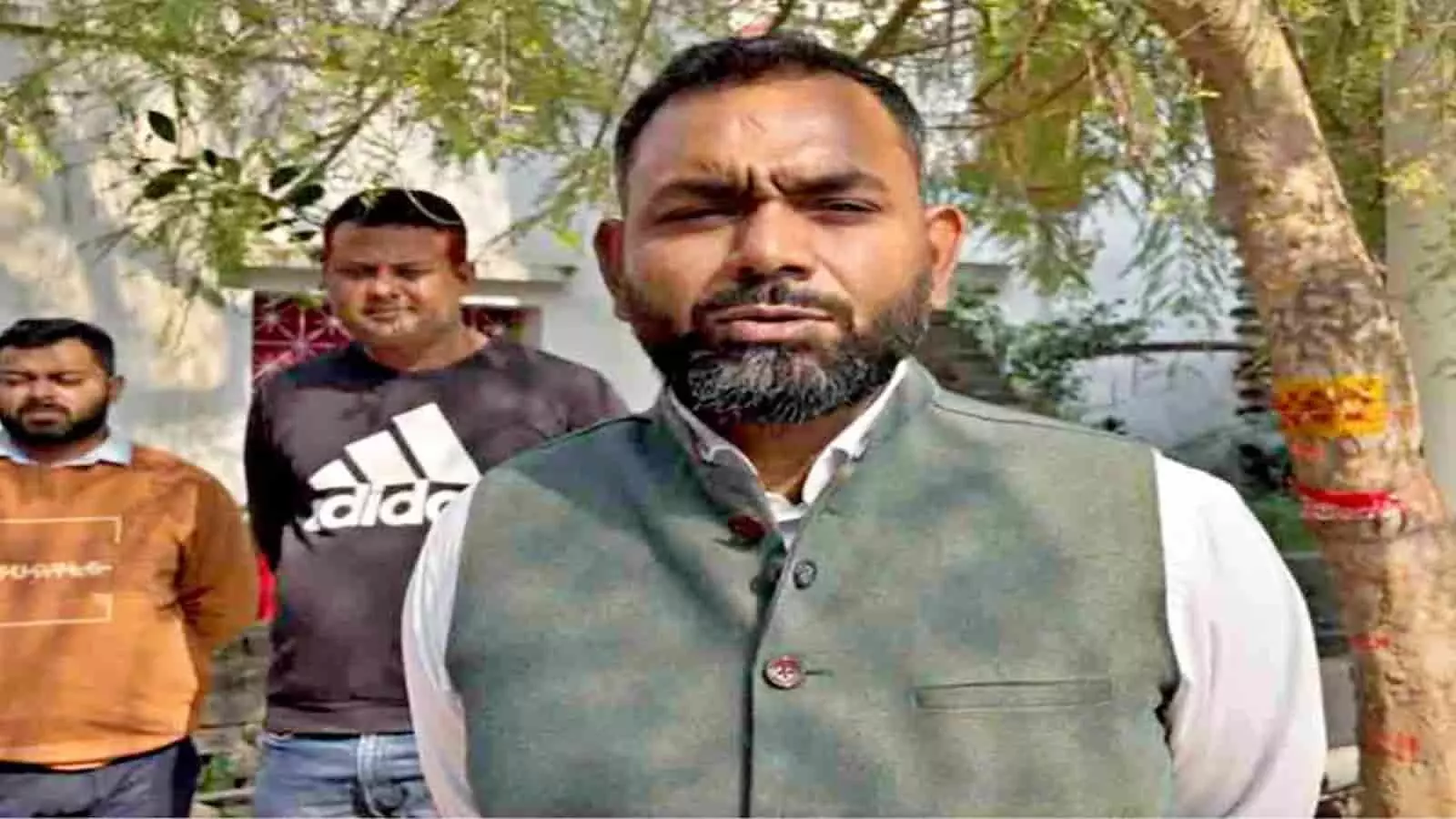 तस्वीर में मोतिहारी HRMS वेतन घोटाले के आरोपी दिख रहे हैं जिनके खिलाफ पुलिस ने इनाम घोषित किया है। तस्वीर में मोतिहारी HRMS वेतन घोटाले के आरोपी दिख रहे हैं जिनके खिलाफ पुलिस ने इनाम घोषित किया है।