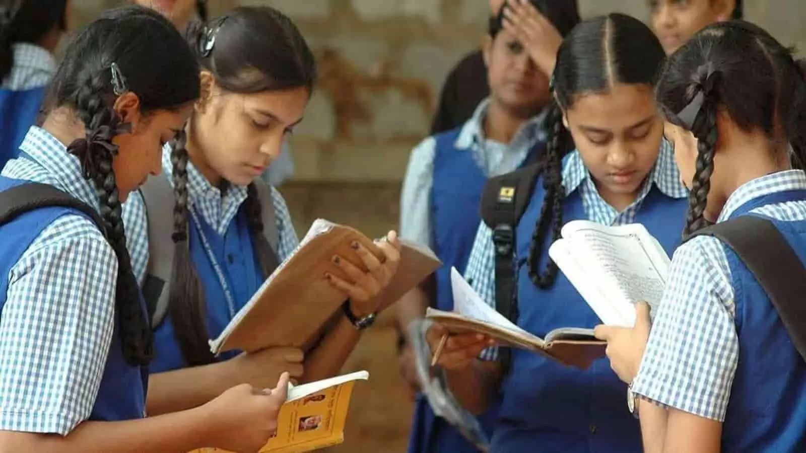 तस्वीर में दिख रही छात्राएं स्कूल में सीबीएसई के संशोधित पाठ्यक्रम और नई अध्ययन योजना के तहत किताबें पढ़ रही हैं।
