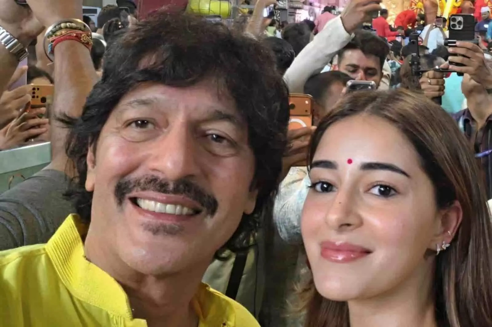 लालबागचा राजा पंडाल में सेल्फी लेते चंकी पांडे और अनन्या पांडे। लालबागचा राजा पंडाल में सेल्फी लेते चंकी पांडे और अनन्या पांडे।