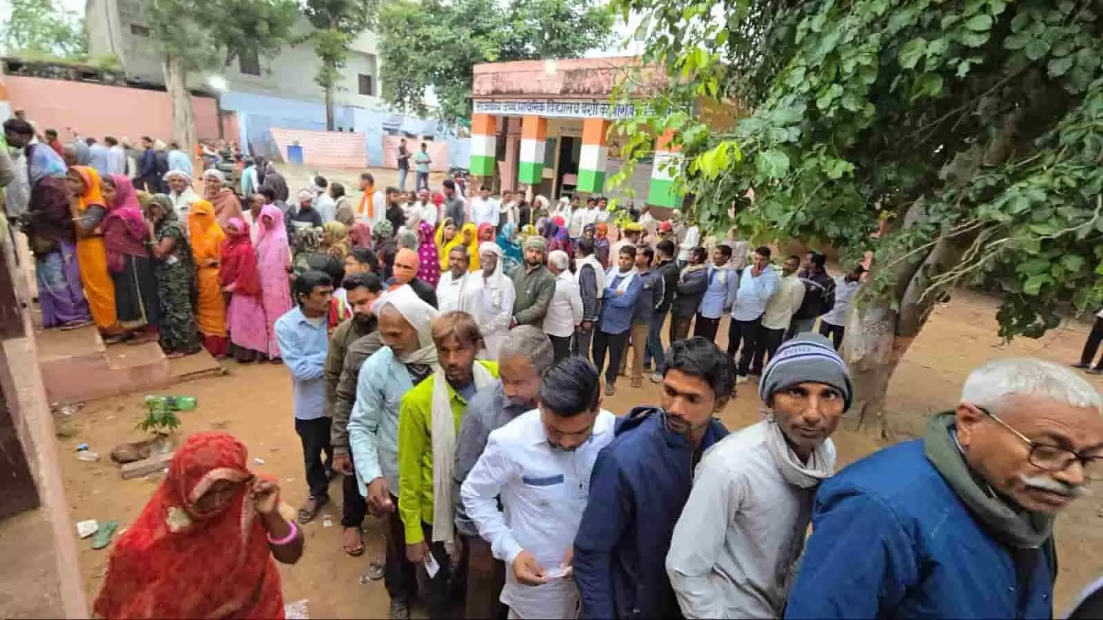 तस्वीर में करौली के मतदान केंद्र पर पंचायत चुनाव के लिए लंबी कतार में खड़े ग्रामीण मतदाता।