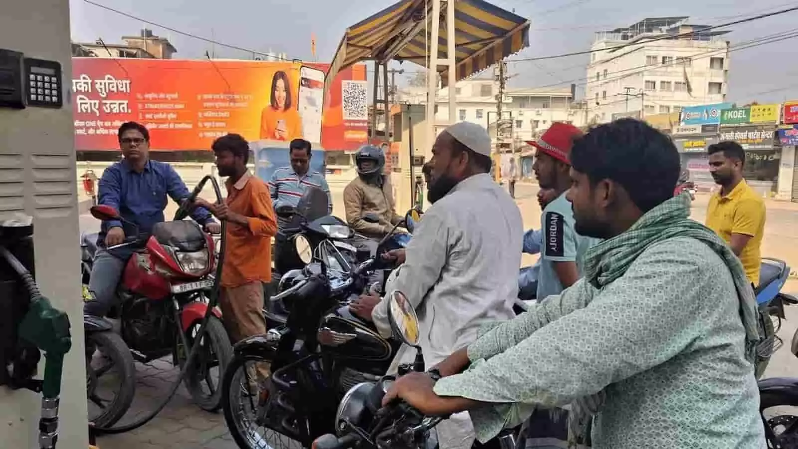 तस्वीर में पेट्रोल पंप पर बाइक में ईंधन भरवाते हुए लोग दिख रहे हैं।