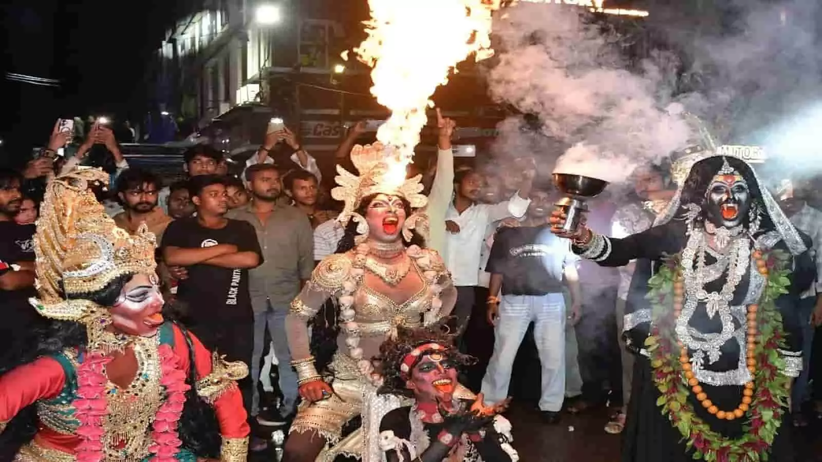 तस्वीर में वाराणसी के चेतगंज मेले के दौरान करतब दिखाते हुए कलाकार नजर आ रहे हैं। तस्वीर में वाराणसी के चेतगंज मेले के दौरान करतब दिखाते हुए कलाकार नजर आ रहे हैं।