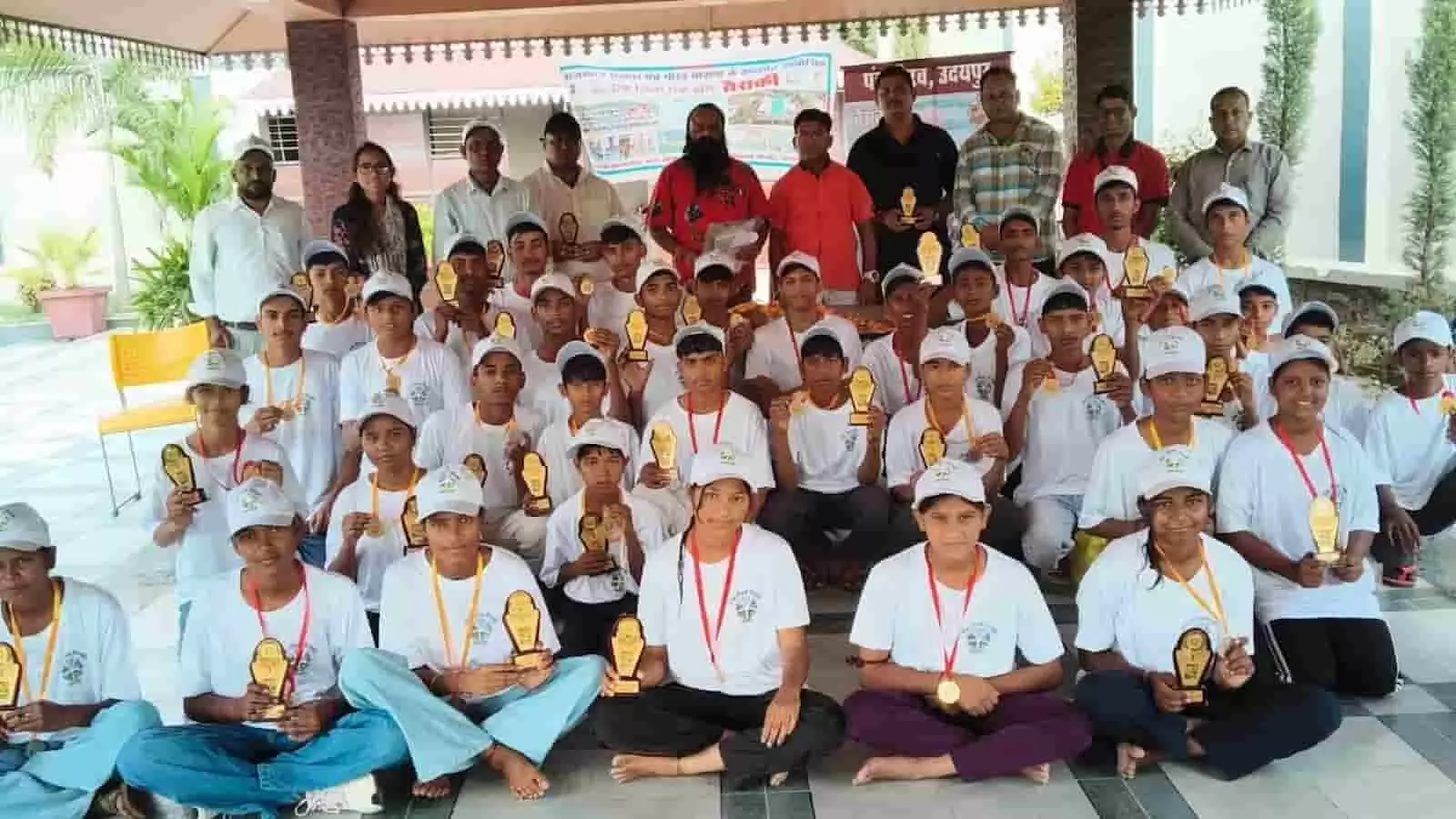 तस्वीर में खेरवाड़ा ब्लॉक स्तरीय तैराकी प्रतियोगिता के विजेता खिलाड़ी मेडल और ट्रॉफी के साथ नजर आ रहे हैं।