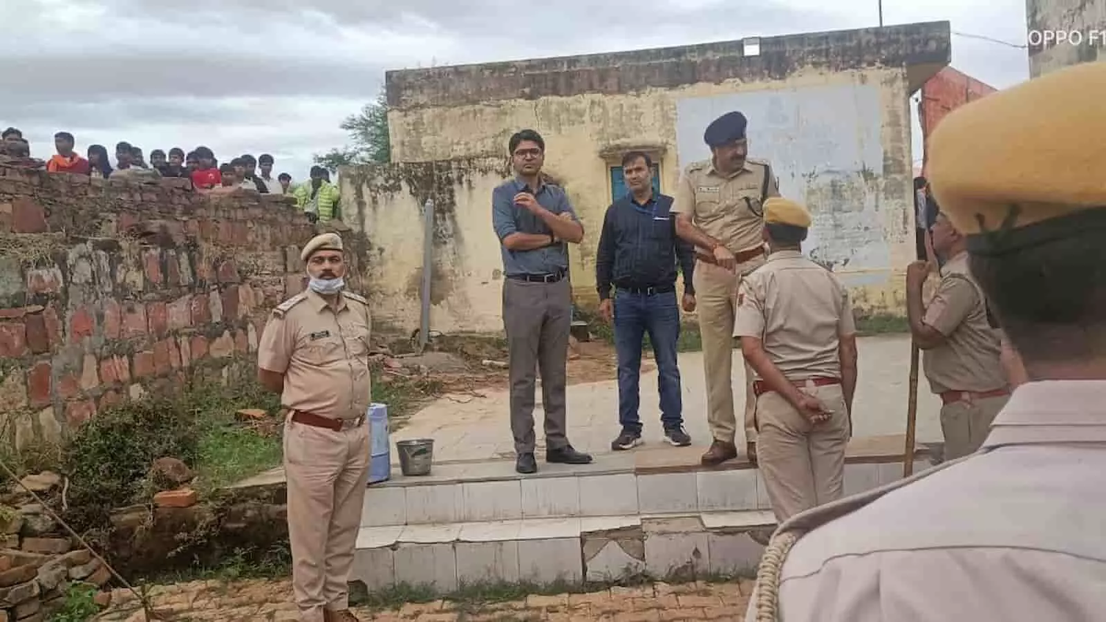 रामपुर धावाई स्कूल में डीएम अक्षय गोदारा और एसपी लोकेश सोनवाल पुलिस बल के साथ मतदान व्यवस्था का जायजा लेते हुए।