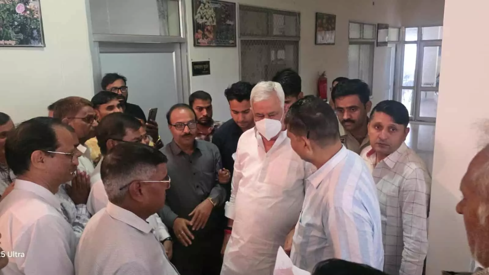 तस्वीर में सवाई माधोपुर में मंत्री डॉ. किरोड़ी लाल मीणा को ज्ञापन सौंपते निजी स्कूल संचालक दिख रहे हैं।
