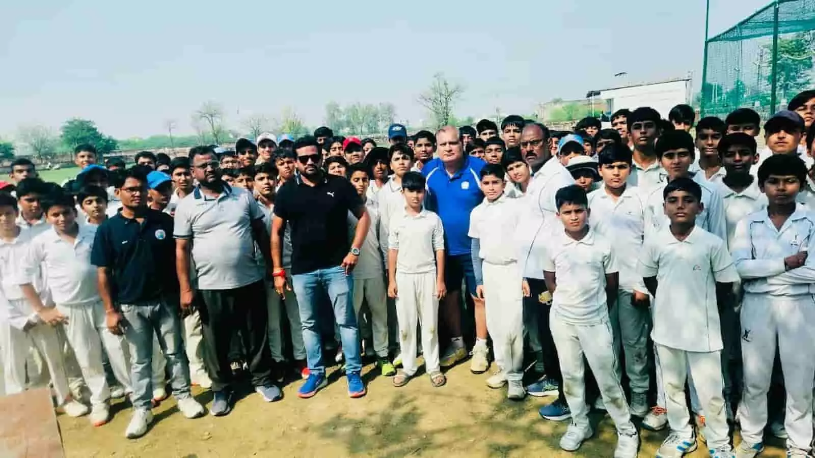 क्रिकेट मैदान में चयन ट्रायल के दौरान संघ के पदाधिकारियों के साथ खड़े अंडर-14 वर्ग के युवा खिलाड़ी। क्रिकेट मैदान में चयन ट्रायल के दौरान संघ के पदाधिकारियों के साथ खड़े अंडर-14 वर्ग के युवा खिलाड़ी।