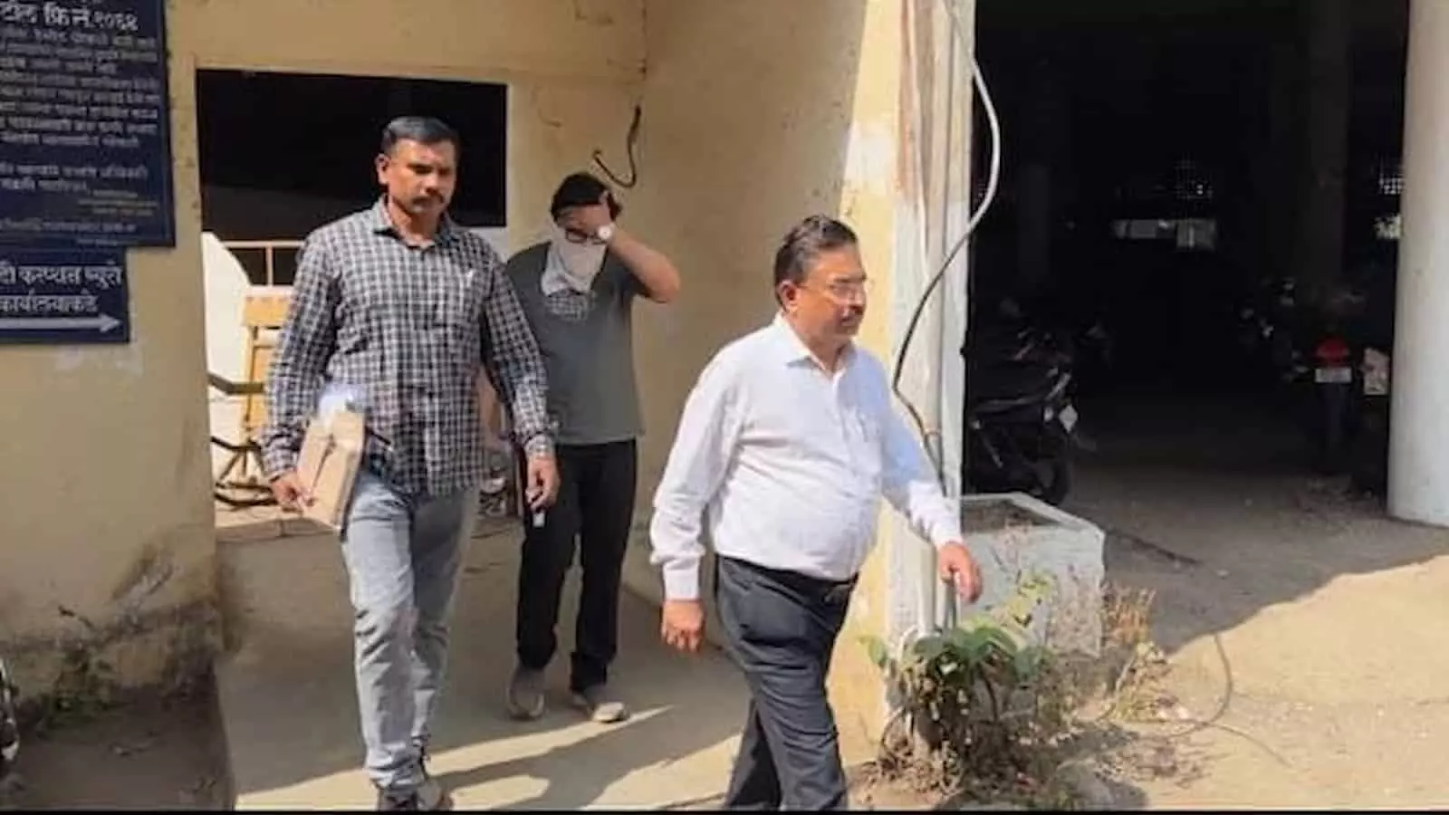 तस्वीर में मालेगांव महानगरपालिका आयुक्त रवींद्र जाधव रिश्वत मामले में गिरफ्तारी के बाद अधिकारियों के साथ जाते हुए। तस्वीर में मालेगांव महानगरपालिका आयुक्त रवींद्र जाधव रिश्वत मामले में गिरफ्तारी के बाद अधिकारियों के साथ जाते हुए।