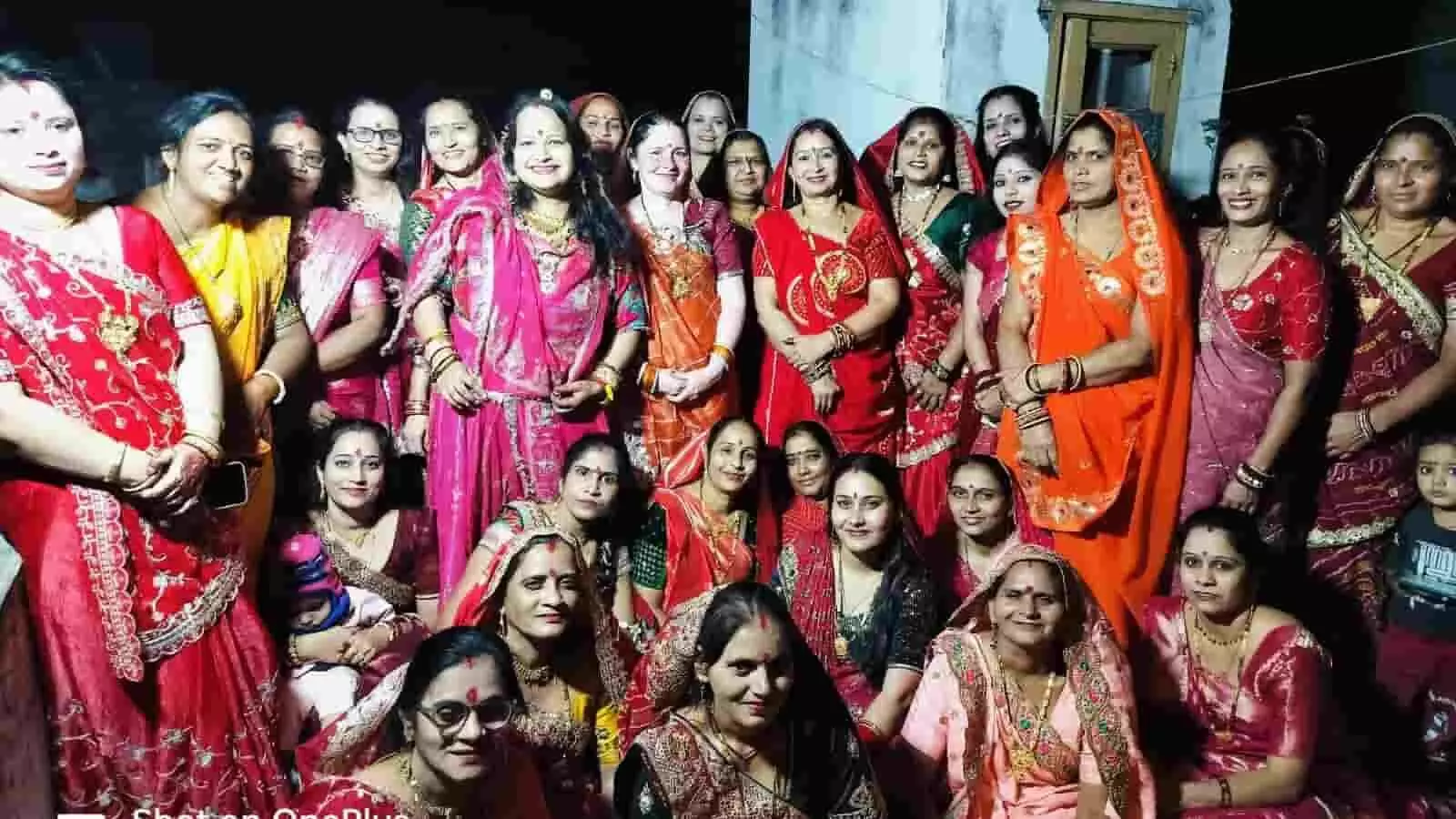 तस्वीर में पारंपरिक परिधानों में महिलाएं ऋषभदेव में करवा चौथ उत्सव के दौरान समूह में खड़ी हैं। तस्वीर में पारंपरिक परिधानों में महिलाएं ऋषभदेव में करवा चौथ उत्सव के दौरान समूह में खड़ी हैं।