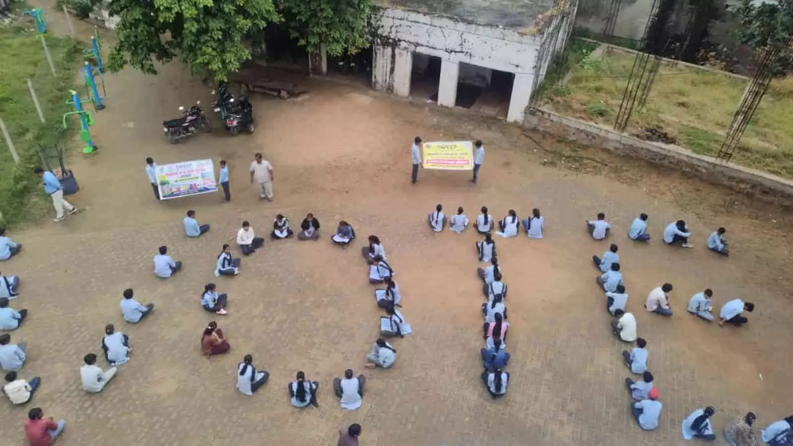 तस्वीर में वजीरपुर के विद्यालय परिसर में छात्र VOTE आकार में बैठकर मतदाता जागरूकता का संदेश दे रहे हैं। तस्वीर में वजीरपुर के विद्यालय परिसर में छात्र VOTE आकार में बैठकर मतदाता जागरूकता का संदेश दे रहे हैं।