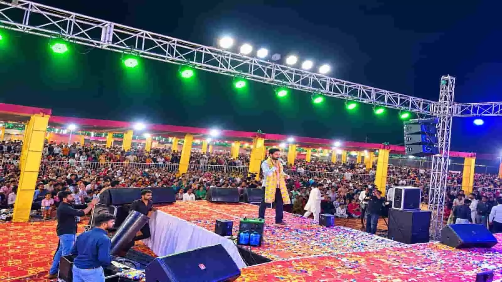 तस्वीर में गायक गोकुल शर्मा गंगापुर के मेले में भजन संध्या के दौरान मंच पर प्रस्तुति दे रहे हैं।