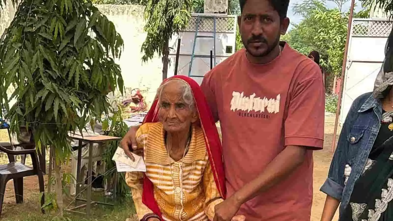 तस्वीर में एक बुजुर्ग महिला अपने रिश्तेदार के साथ जालसू पंचायत में मतदान के बाद खड़ी दिखाई दे रही हैं। तस्वीर में एक बुजुर्ग महिला अपने रिश्तेदार के साथ जालसू पंचायत में मतदान के बाद खड़ी दिखाई दे रही हैं।