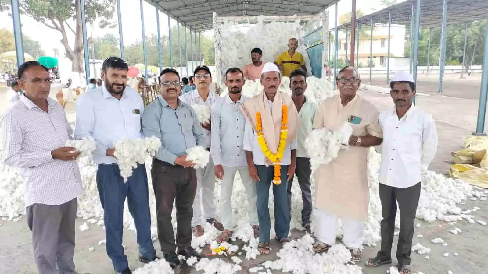 तस्वीर में समुद्रपुर में कपास खरीदी के दौरान किसानों का सम्मान करते अधिकारी नजर आ रहे हैं। तस्वीर में समुद्रपुर में कपास खरीदी के दौरान किसानों का सम्मान करते अधिकारी नजर आ रहे हैं।