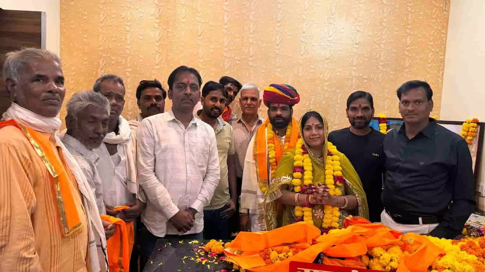 तस्वीर में राजसमंद की लावा सरदारगढ़ पंचायत में शपथ ग्रहण के बाद सरपंच मोना मेवाड़ा और ग्रामीण दिख रहे हैं। तस्वीर में राजसमंद की लावा सरदारगढ़ पंचायत में शपथ ग्रहण के बाद सरपंच मोना मेवाड़ा और ग्रामीण दिख रहे हैं।