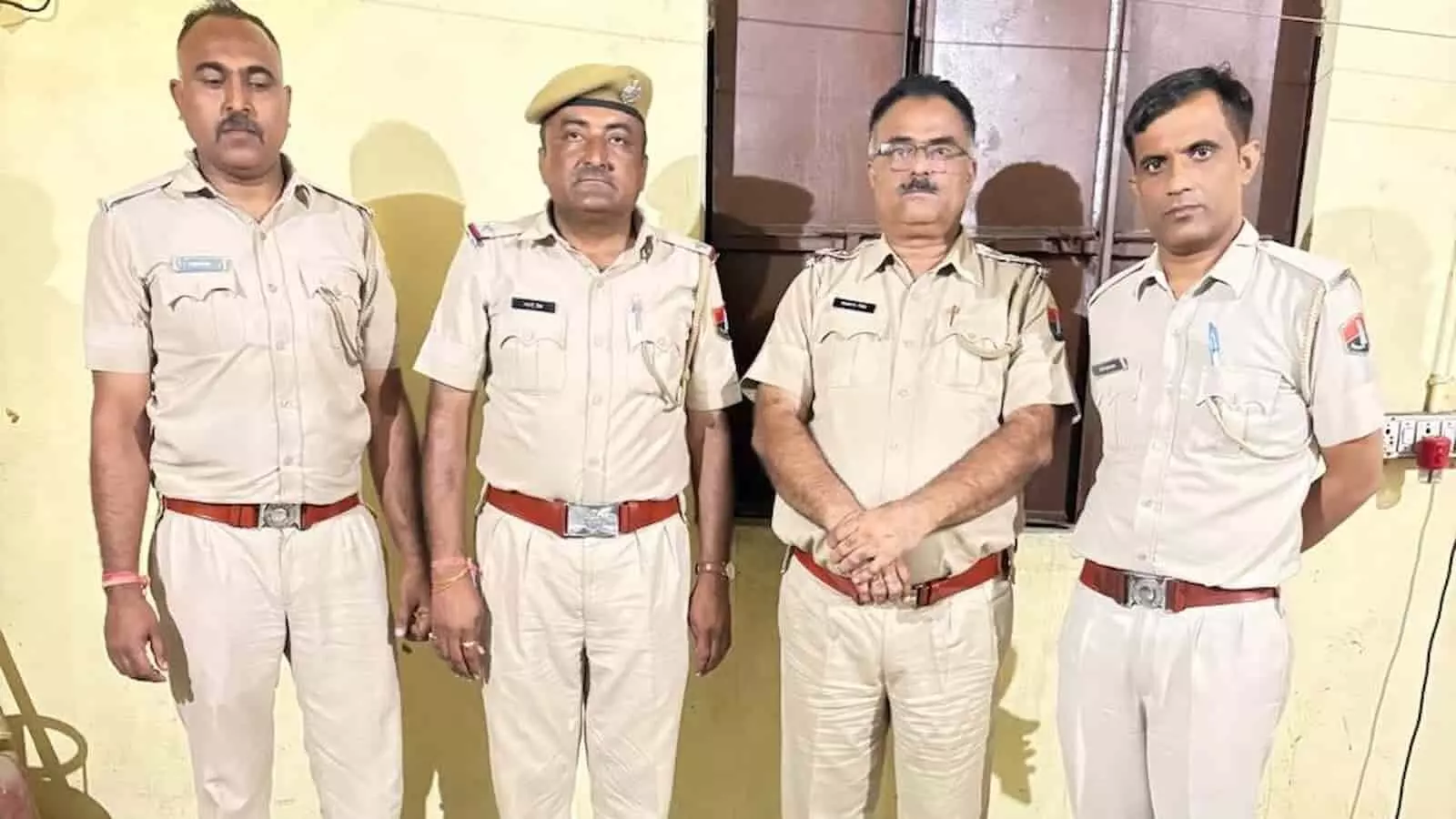 सिरोही के मावल चौकी पर अफीम जब्ती के बाद खड़े पुलिसकर्मी। सिरोही के मावल चौकी पर अफीम जब्ती के बाद खड़े पुलिसकर्मी।