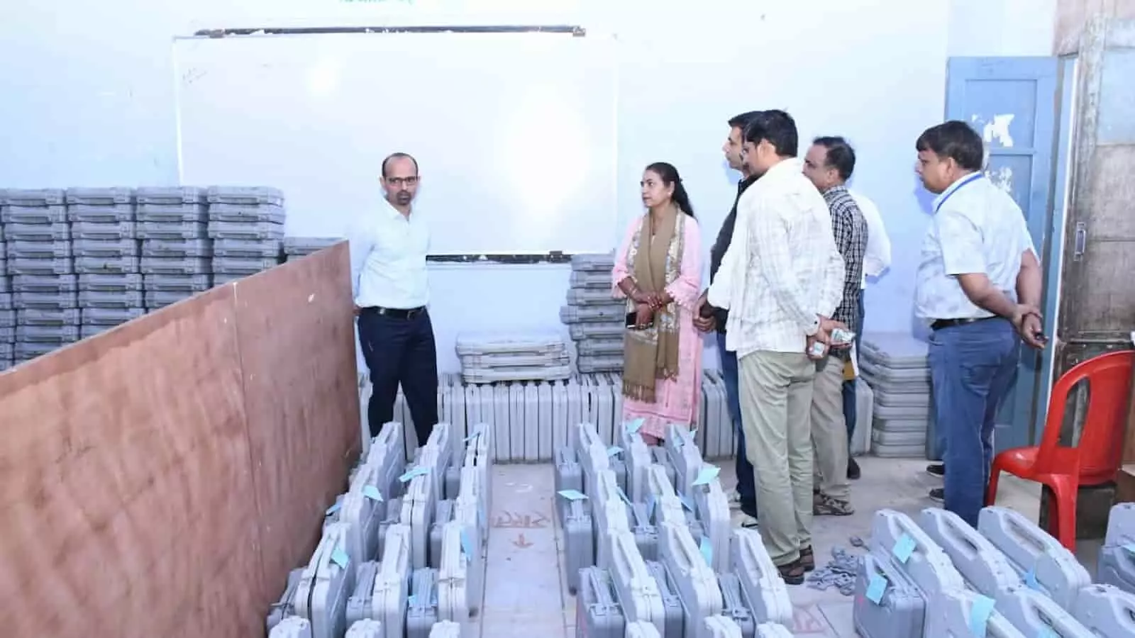 तस्वीर में सवाई माधोपुर के साहूनगर स्थित स्ट्रॉन्ग रूम में ईवीएम की सुरक्षा जांचते जिला निर्वाचन अधिकारी। तस्वीर में सवाई माधोपुर के साहूनगर स्थित स्ट्रॉन्ग रूम में ईवीएम की सुरक्षा जांचते जिला निर्वाचन अधिकारी।