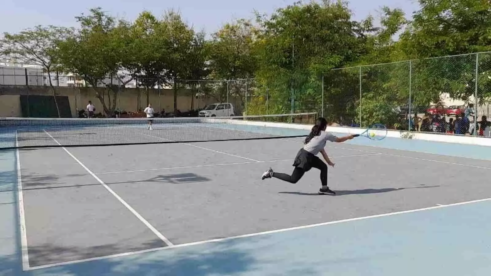 तस्वीर में जयपुर के खेल मैदान पर टेनिस कोर्ट में अभ्यास करता एक खिलाड़ी दिख रहा है। तस्वीर में जयपुर के खेल मैदान पर टेनिस कोर्ट में अभ्यास करता एक खिलाड़ी दिख रहा है।