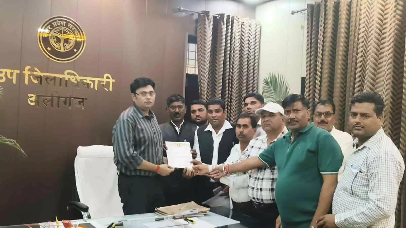 तस्वीर में अलीगंज के अधिवक्ता उच्च न्यायालय में वकील के अपमान के मामले में एसडीएम को ज्ञापन सौंपते हुए दिख रहे हैं। तस्वीर में अलीगंज के अधिवक्ता उच्च न्यायालय में वकील के अपमान के मामले में एसडीएम को ज्ञापन सौंपते हुए दिख रहे हैं।