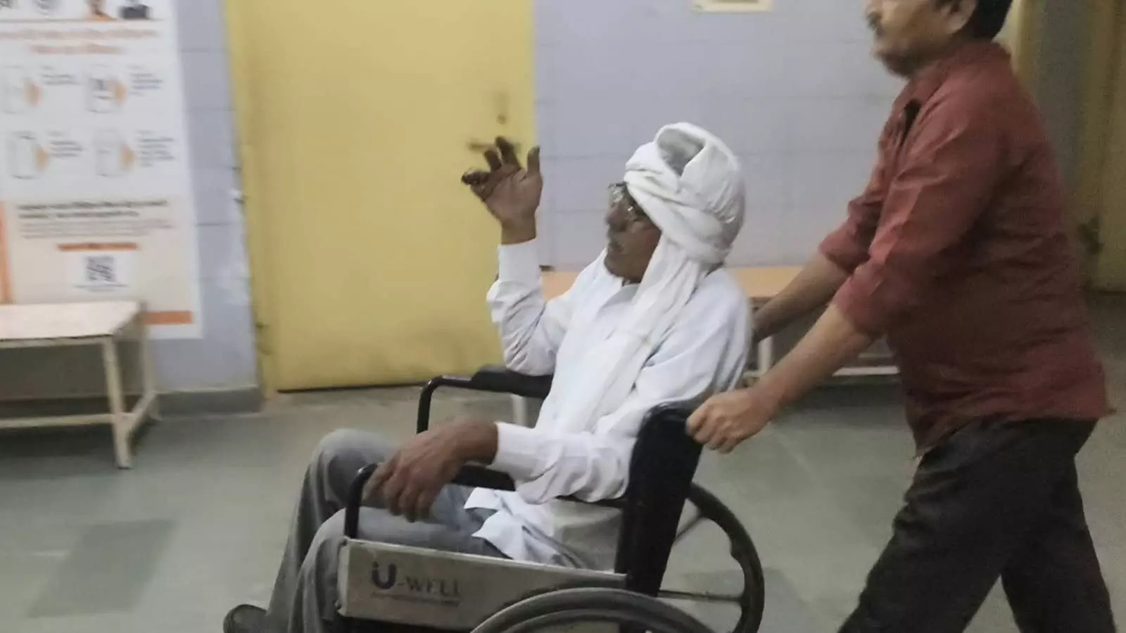 तस्वीर में अलीगंज सामुदायिक स्वास्थ्य केंद्र में व्हीलचेयर पर बैठे घायल शख्स को दिखाया गया है। तस्वीर में अलीगंज सामुदायिक स्वास्थ्य केंद्र में व्हीलचेयर पर बैठे घायल शख्स को दिखाया गया है।