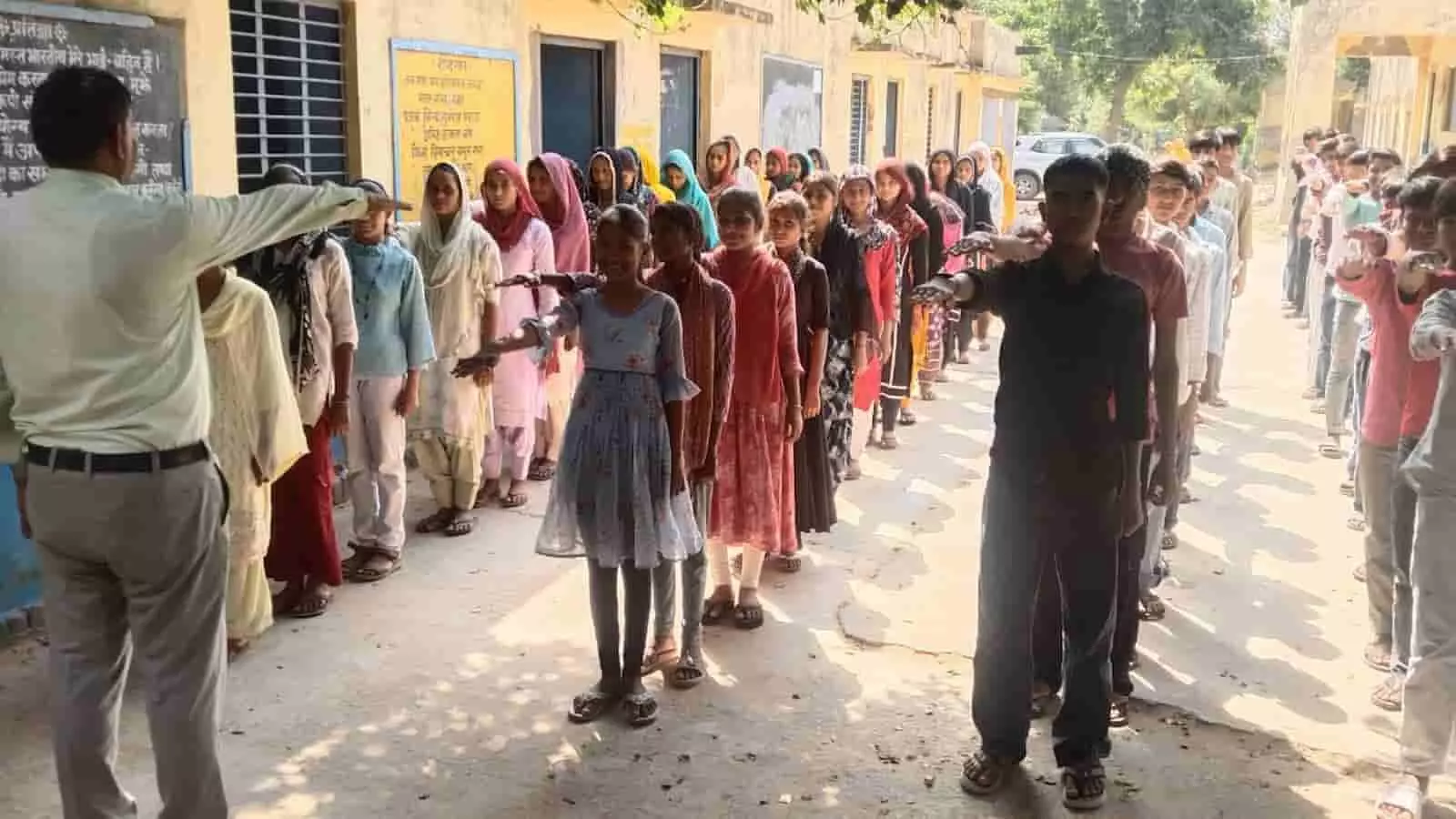 तस्वीर में गंगापुर सिटी में स्कूली छात्र-छात्राएं और शिक्षक शिक्षा विभाग से जुड़े एक कार्यक्रम में नजर आ रहे हैं। तस्वीर में गंगापुर सिटी में स्कूली छात्र-छात्राएं और शिक्षक शिक्षा विभाग से जुड़े एक कार्यक्रम में नजर आ रहे हैं।