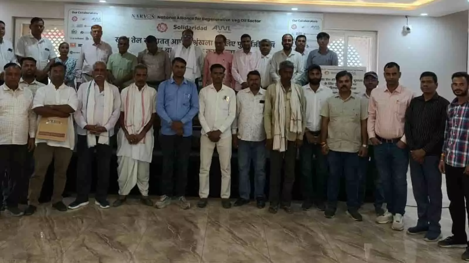 तस्वीर में टोंक के सभागार में पुनर्योजी कृषि कार्यशाला के दौरान एकत्र हुए प्रतिभागी खड़े दिखाई दे रहे हैं। तस्वीर में टोंक के सभागार में पुनर्योजी कृषि कार्यशाला के दौरान एकत्र हुए प्रतिभागी खड़े दिखाई दे रहे हैं।