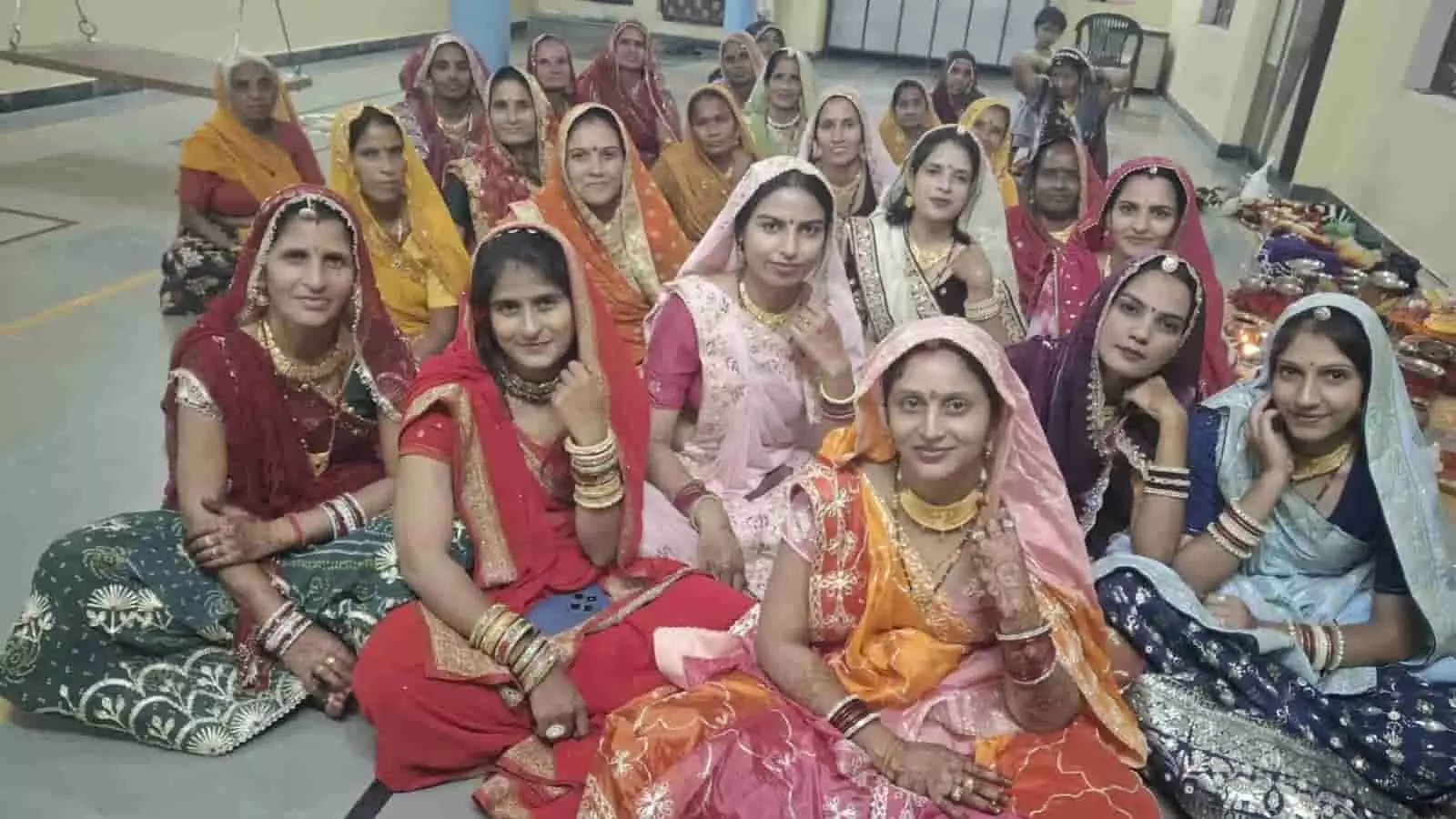 तस्वीर में पुनावली गांव में पारंपरिक पोशाक पहने सामूहिक करवा चौथ पूजा में बैठी महिलाएं दिख रही हैं। तस्वीर में पुनावली गांव में पारंपरिक पोशाक पहने सामूहिक करवा चौथ पूजा में बैठी महिलाएं दिख रही हैं।