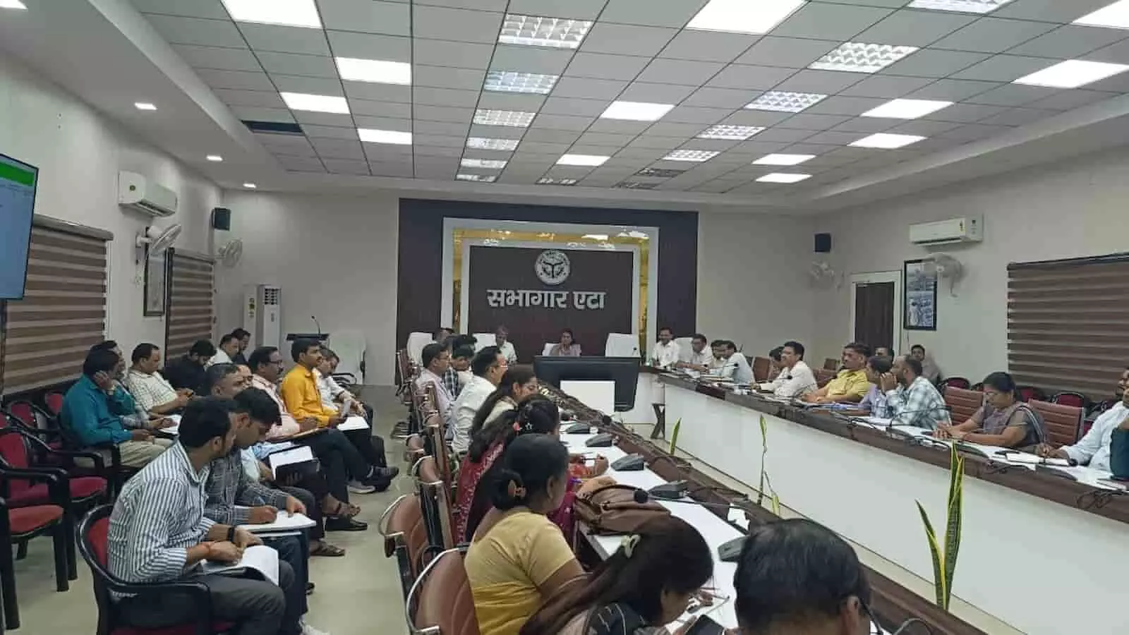 एटा कलेक्ट्रेट में जिलाधिकारी की अध्यक्षता में आयोजित स्वास्थ्य समिति की बैठक। एटा कलेक्ट्रेट में जिलाधिकारी की अध्यक्षता में आयोजित स्वास्थ्य समिति की बैठक।