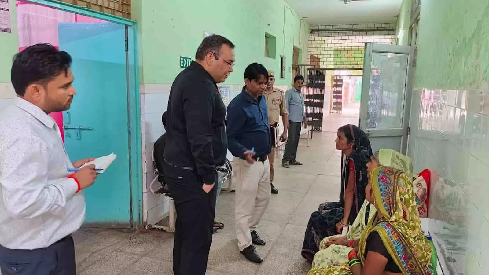 तस्वीर में जिलाधिकारी प्रणय सिंह कासगंज के अशोक नगर स्वास्थ्य केंद्र पर मरीजों से बातचीत करते दिख रहे हैं। तस्वीर में जिलाधिकारी प्रणय सिंह कासगंज के अशोक नगर स्वास्थ्य केंद्र पर मरीजों से बातचीत करते दिख रहे हैं।