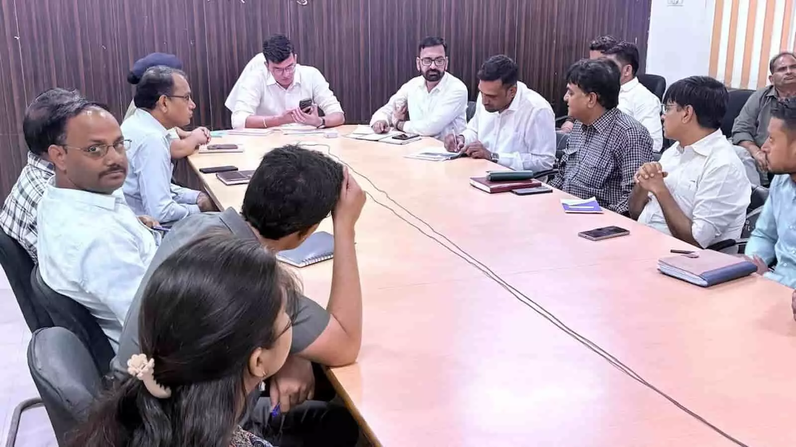 तस्वीर में सवाई माधोपुर में रन फॉर यूनिटी रैली की समीक्षा बैठक करते विभागीय अधिकारी दिख रहे हैं। तस्वीर में सवाई माधोपुर में रन फॉर यूनिटी रैली की समीक्षा बैठक करते विभागीय अधिकारी दिख रहे हैं।