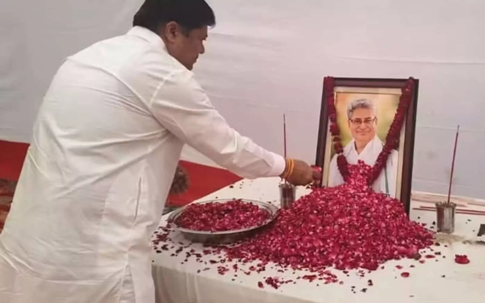 तस्वीर में दिख रहे लोग जीवली गांव में सुरजीत मीणा को श्रद्धांजलि अर्पित करते हुए। तस्वीर में दिख रहे लोग जीवली गांव में सुरजीत मीणा को श्रद्धांजलि अर्पित करते हुए।
