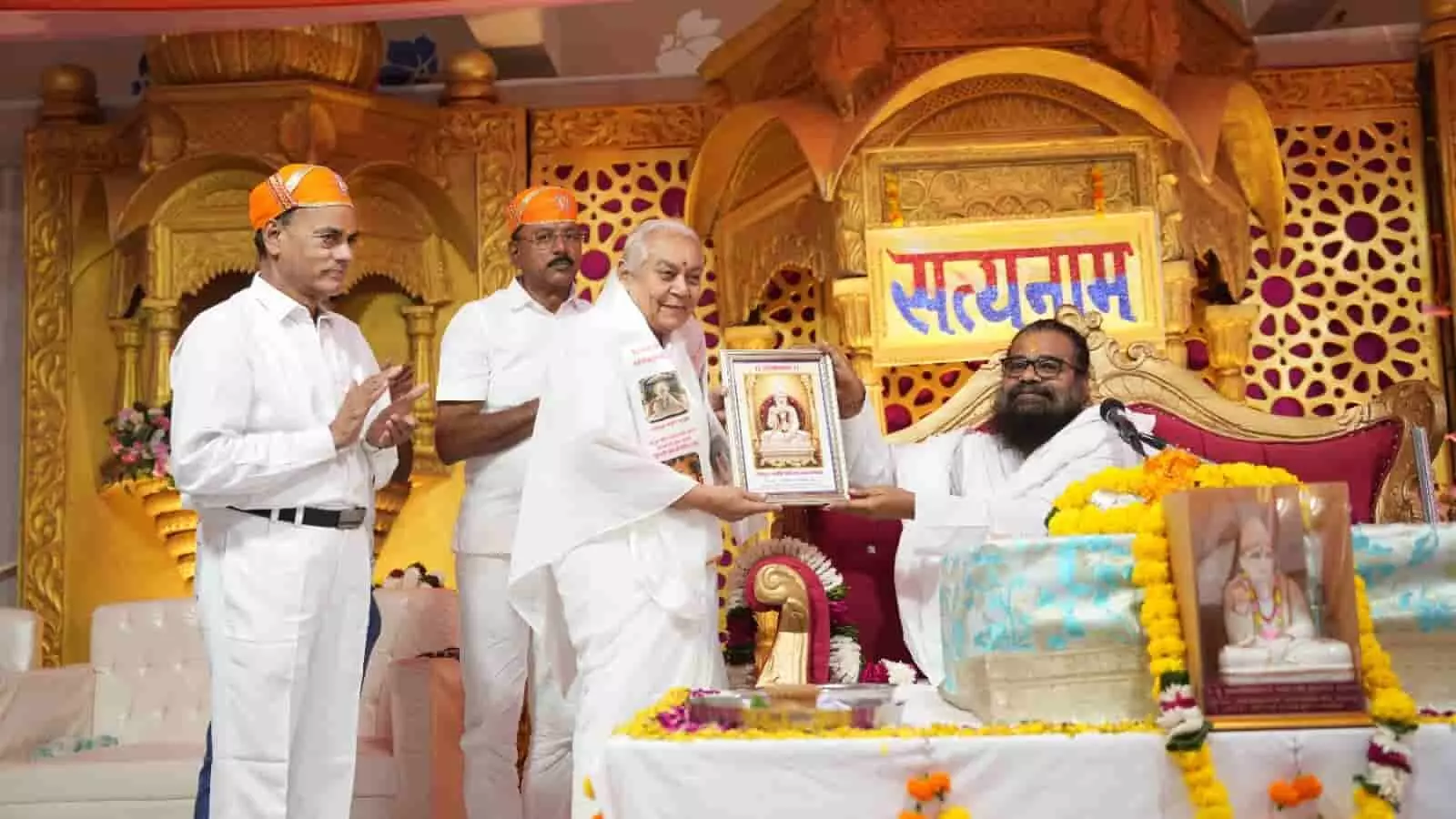 तस्वीर में सुहालका भवन उदयपुर के मंच पर कथाकार सुधाकर साहेब को तस्वीर भेंट करते कबीर पंथी आयोजक दिख रहे हैं। तस्वीर में सुहालका भवन उदयपुर के मंच पर कथाकार सुधाकर साहेब को तस्वीर भेंट करते कबीर पंथी आयोजक दिख रहे हैं।