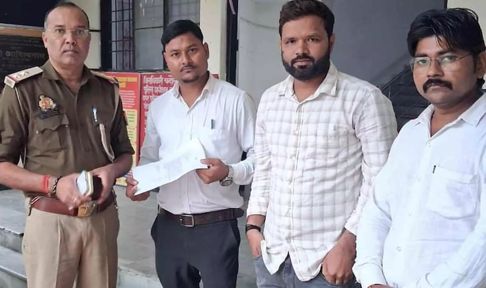 तस्वीर में कन्दवा थाने के बाहर खड़े अधिवक्ता विनीत कुमार सिंह पुलिस को नकदी सौंपते नजर आ रहे हैं. तस्वीर में कन्दवा थाने के बाहर खड़े अधिवक्ता विनीत कुमार सिंह पुलिस को नकदी सौंपते नजर आ रहे हैं.