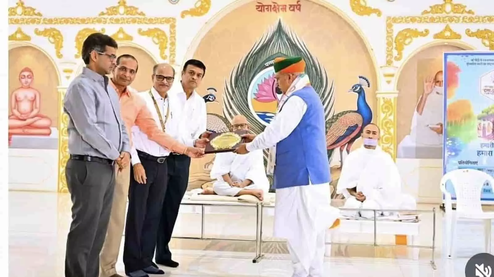 तस्वीर में केंद्रीय मंत्री अर्जुन राम मेघवाल लाडनूं में विजेताओं को सम्मानित करते दिख रहे हैं। तस्वीर में केंद्रीय मंत्री अर्जुन राम मेघवाल लाडनूं में विजेताओं को सम्मानित करते दिख रहे हैं।