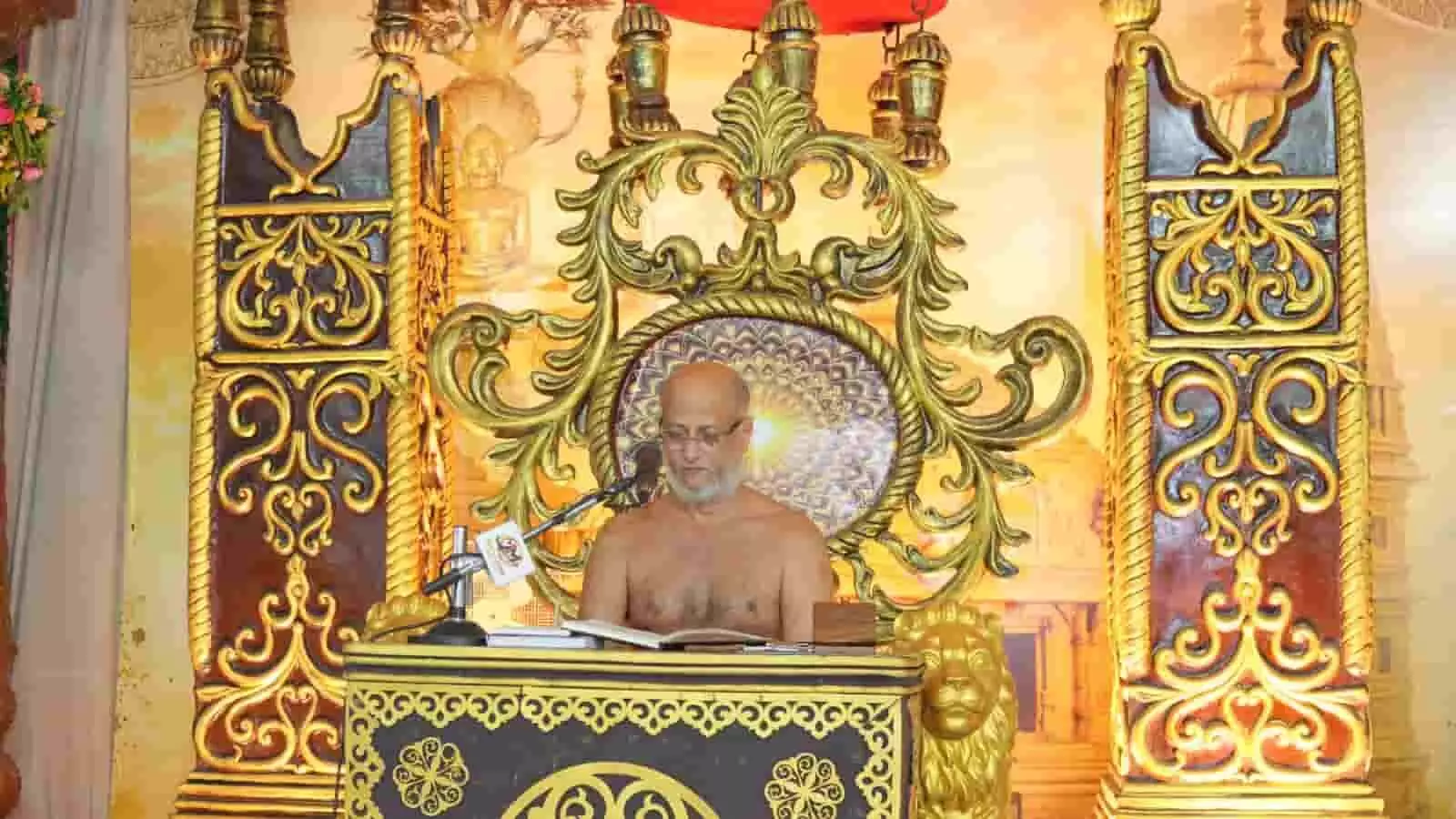 तस्वीर में आचार्य पुलकसागर महाराज मंच पर बैठकर भीलवाड़ा में श्रद्धालुओं को धर्म उपदेश दे रहे हैं। तस्वीर में आचार्य पुलकसागर महाराज मंच पर बैठकर भीलवाड़ा में श्रद्धालुओं को धर्म उपदेश दे रहे हैं।