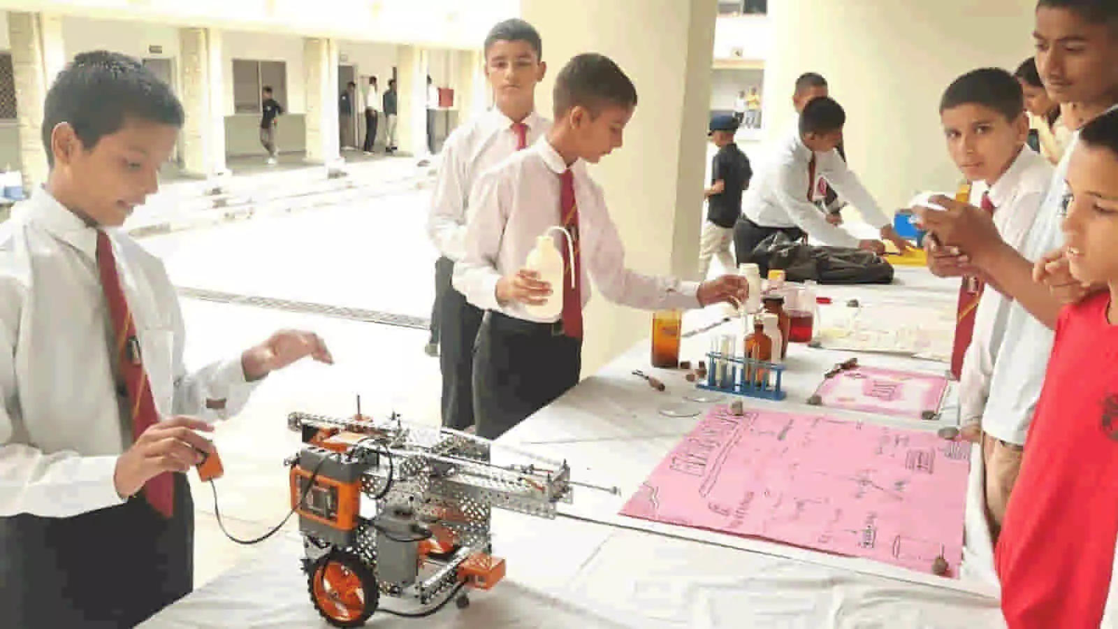 तस्वीर में सैनिक स्कूल की विज्ञान प्रदर्शनी में रोबोट और वैज्ञानिक मॉडल दिखाते कैडेट्स नजर आ रहे हैं। तस्वीर में सैनिक स्कूल की विज्ञान प्रदर्शनी में रोबोट और वैज्ञानिक मॉडल दिखाते कैडेट्स नजर आ रहे हैं।
