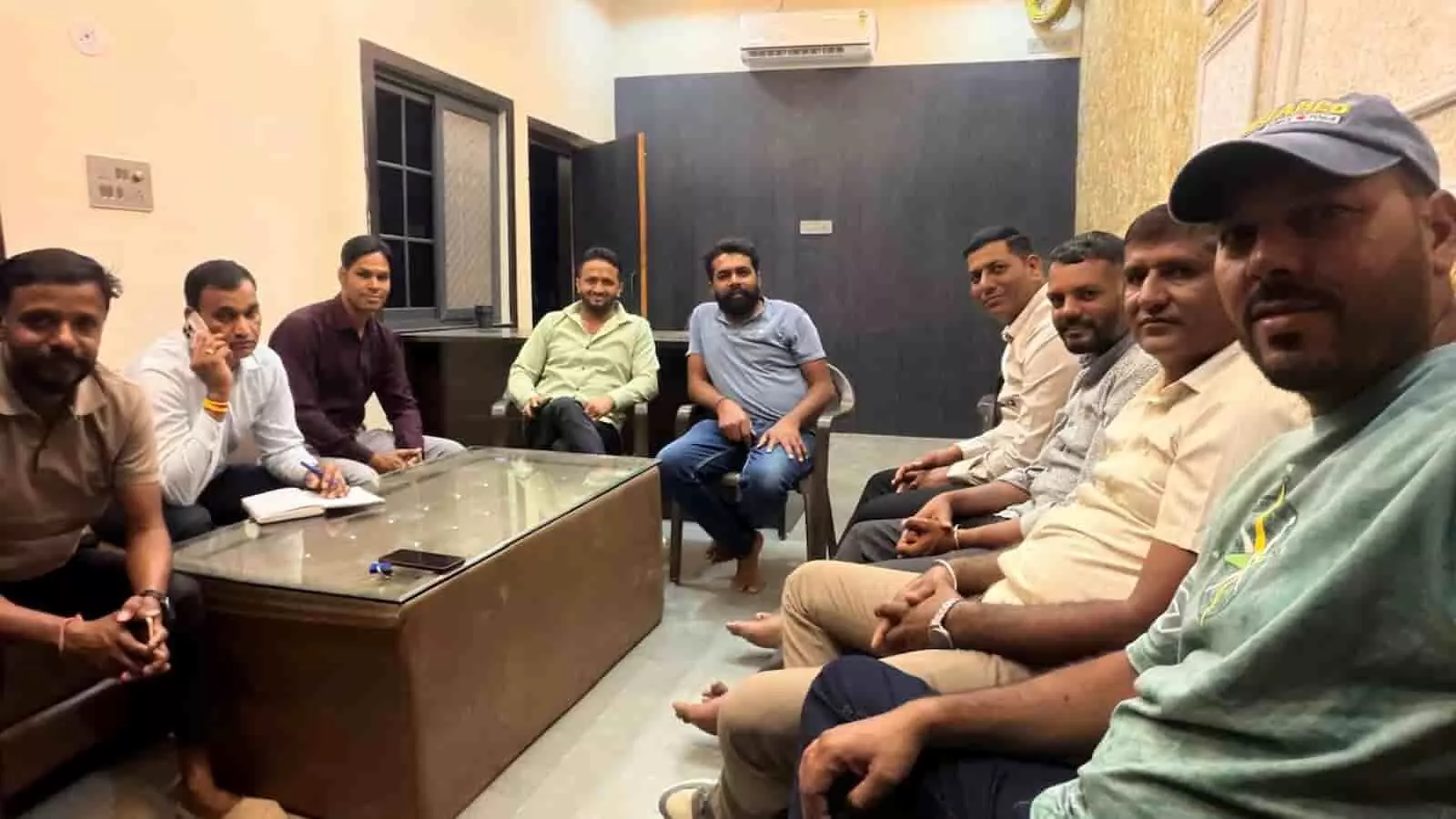 तस्वीर में छोटी सादड़ी के आशीर्वाद रिसोर्ट में सरदार वल्लभभाई पटेल जयंती की तैयारी को लेकर बैठे पाटीदार समाज के लोग। तस्वीर में छोटी सादड़ी के आशीर्वाद रिसोर्ट में सरदार वल्लभभाई पटेल जयंती की तैयारी को लेकर बैठे पाटीदार समाज के लोग।