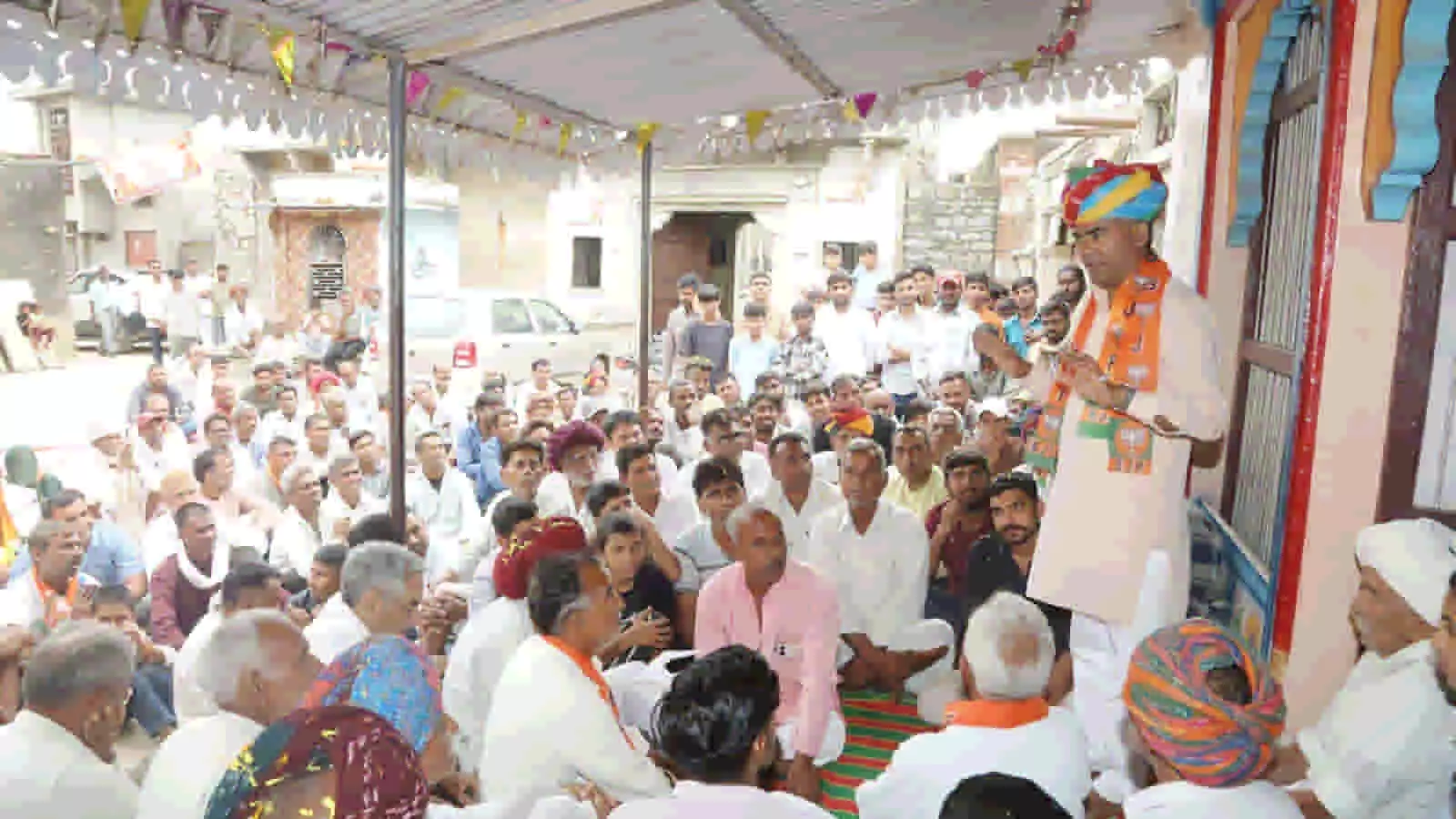 तस्वीर में चित्तौड़गढ़ में चुनावी जनसंपर्क के दौरान ग्रामीणों को संबोधित करते विधायक चंद्रभान सिंह आक्या नजर आ रहे हैं। तस्वीर में चित्तौड़गढ़ में चुनावी जनसंपर्क के दौरान ग्रामीणों को संबोधित करते विधायक चंद्रभान सिंह आक्या नजर आ रहे हैं।
